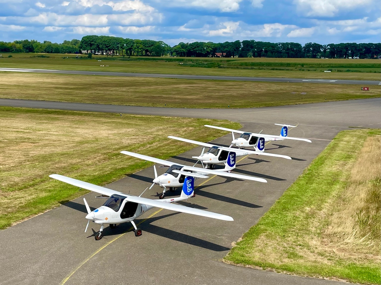 De vloot van E-Flight: vier elektrische vliegtuigen opgesteld op een landingsbaan van Teuge Airport