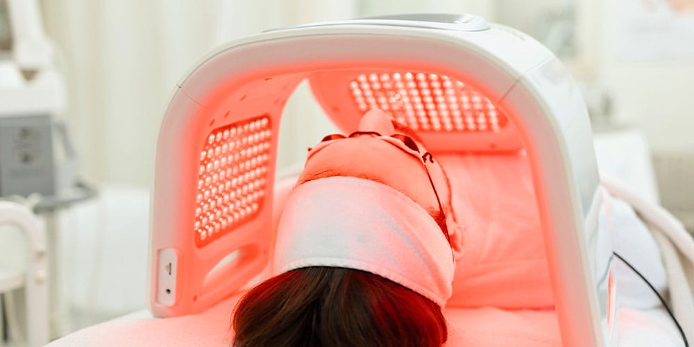 woman getting red light therapy for longevity