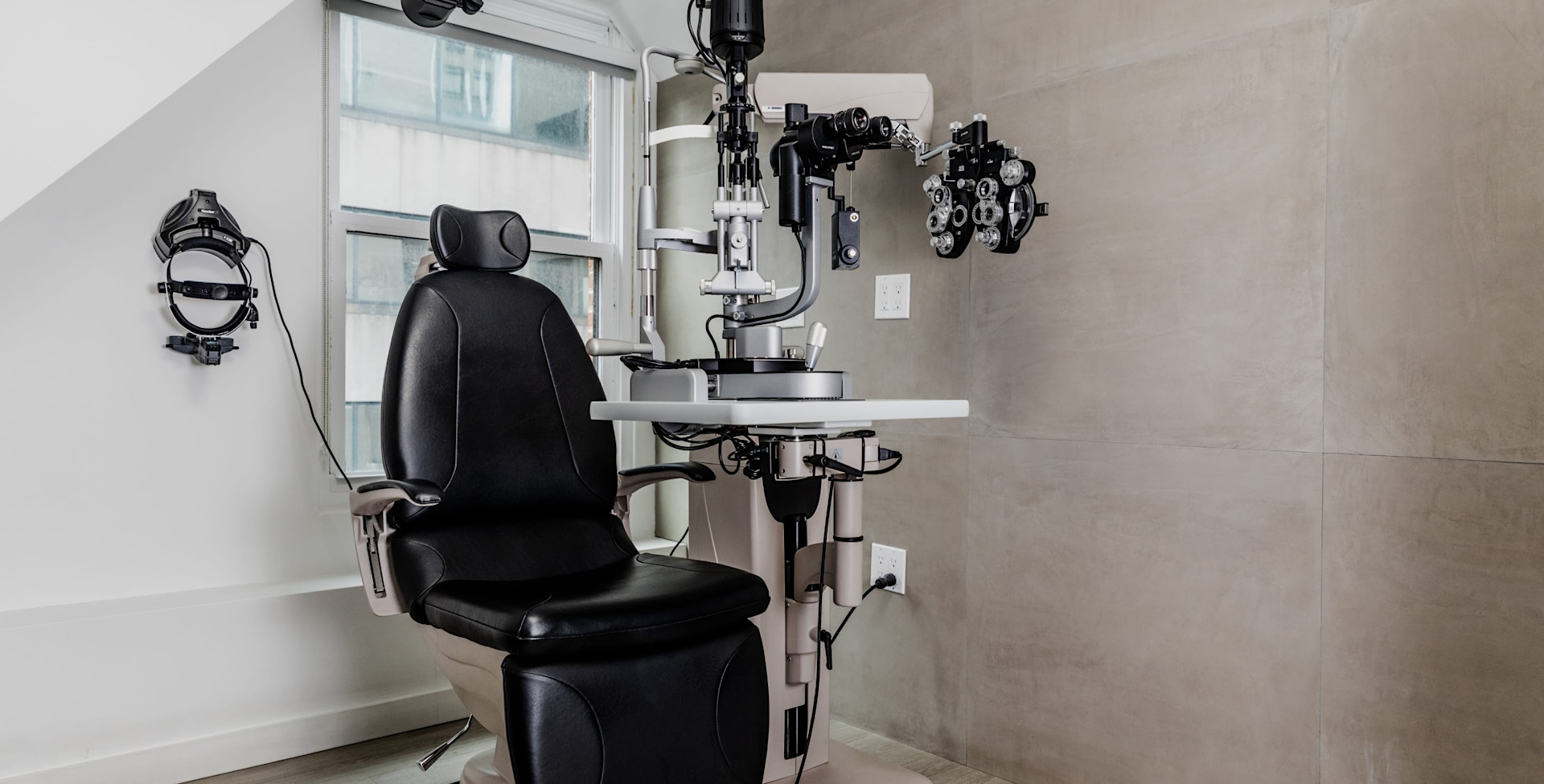 eye exam chair with equipment