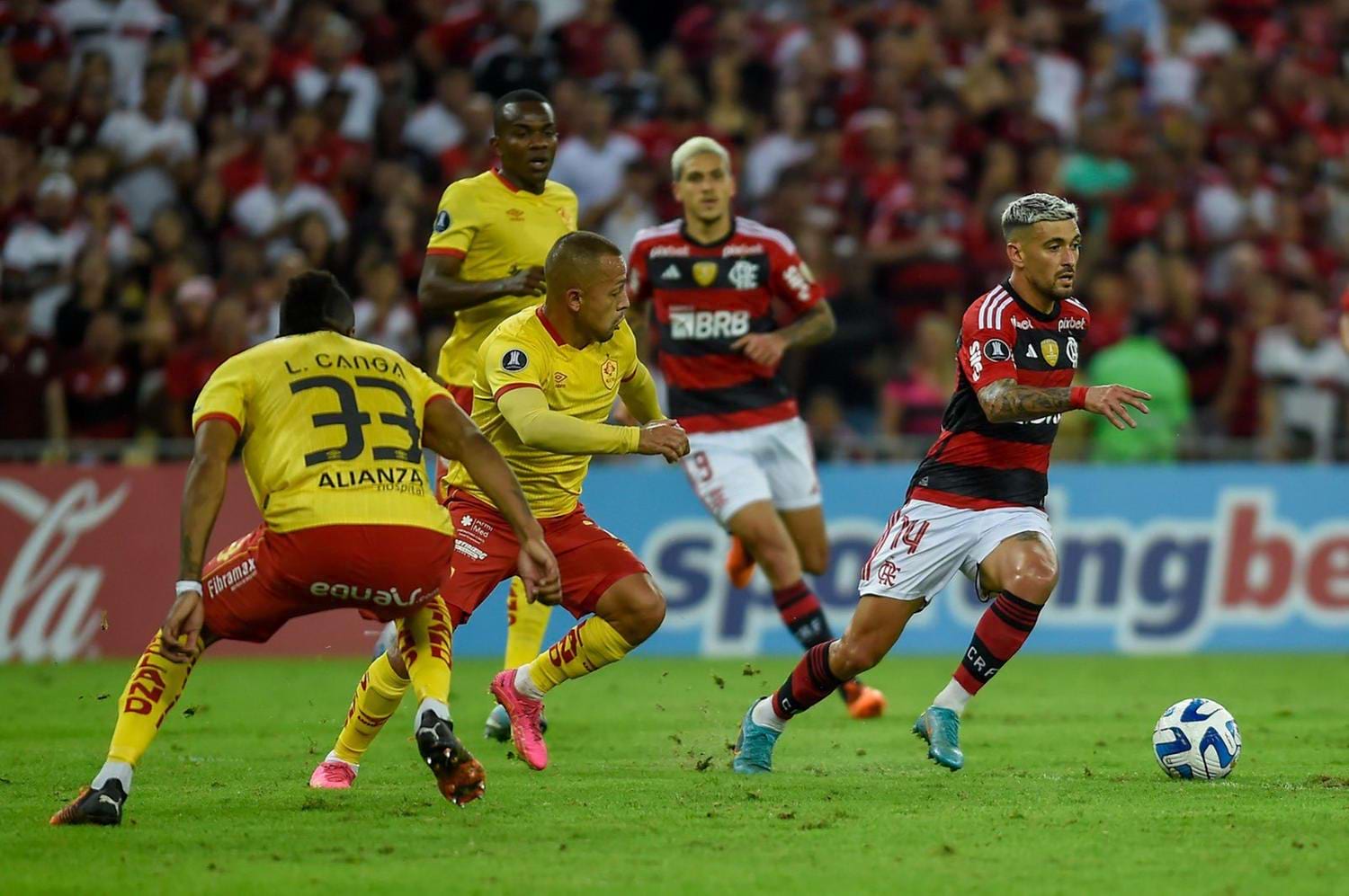 Arrascaeta carregando a bola em jogo do Flamengo