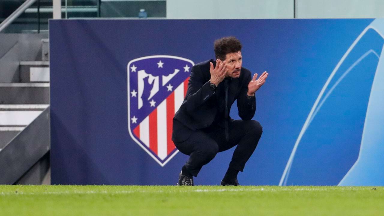 Diego Simeone, técnico do Atlético de Madrid, no campo.