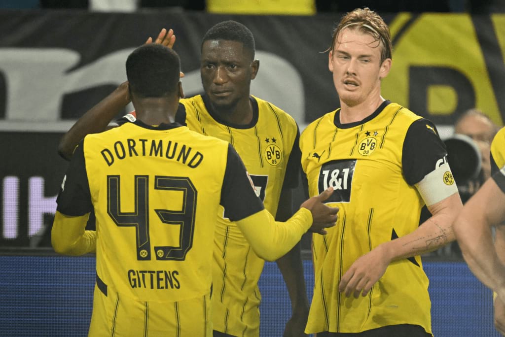 Jogadores do Borussia Dortmund celebrando gol