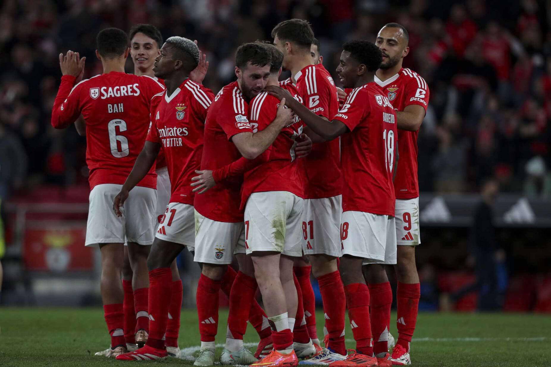 Jogadores do Benfica celebrando um gol