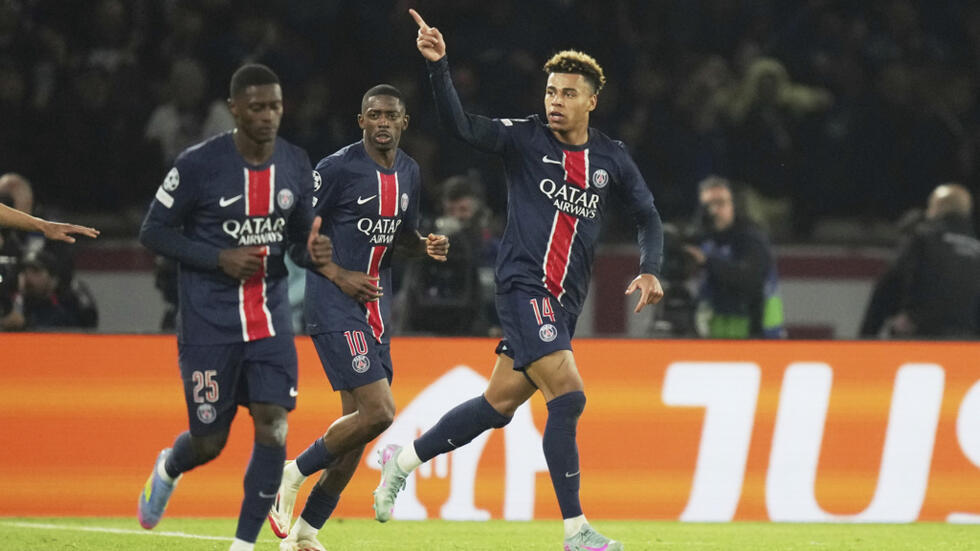 Jogadores do PSG celebrando gol