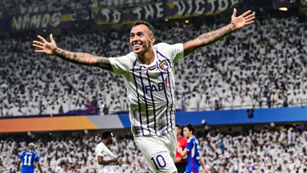 Jogador do Al-Ain celebrando gol em jogo