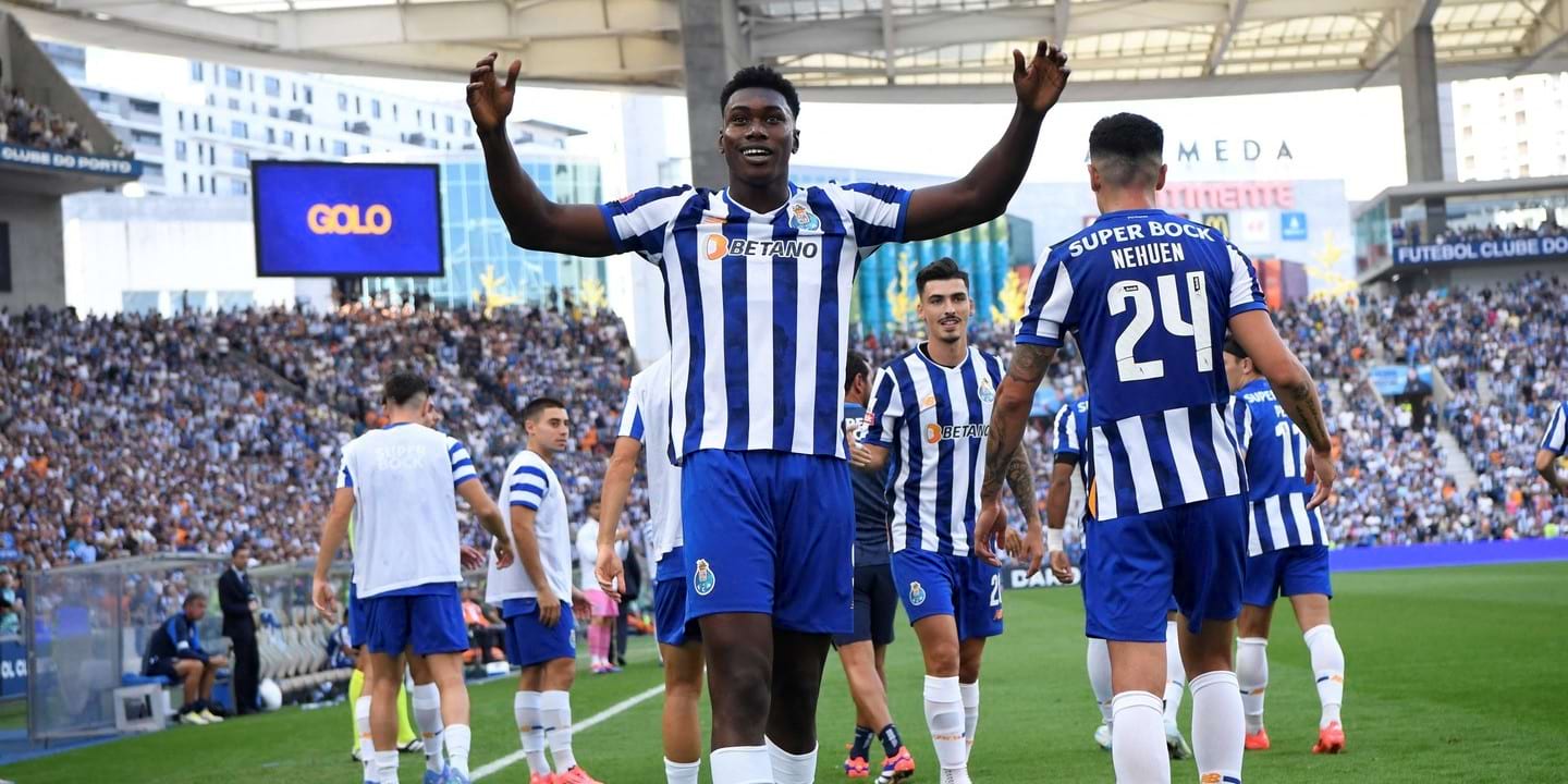 Jogador do Porto celebrando gol