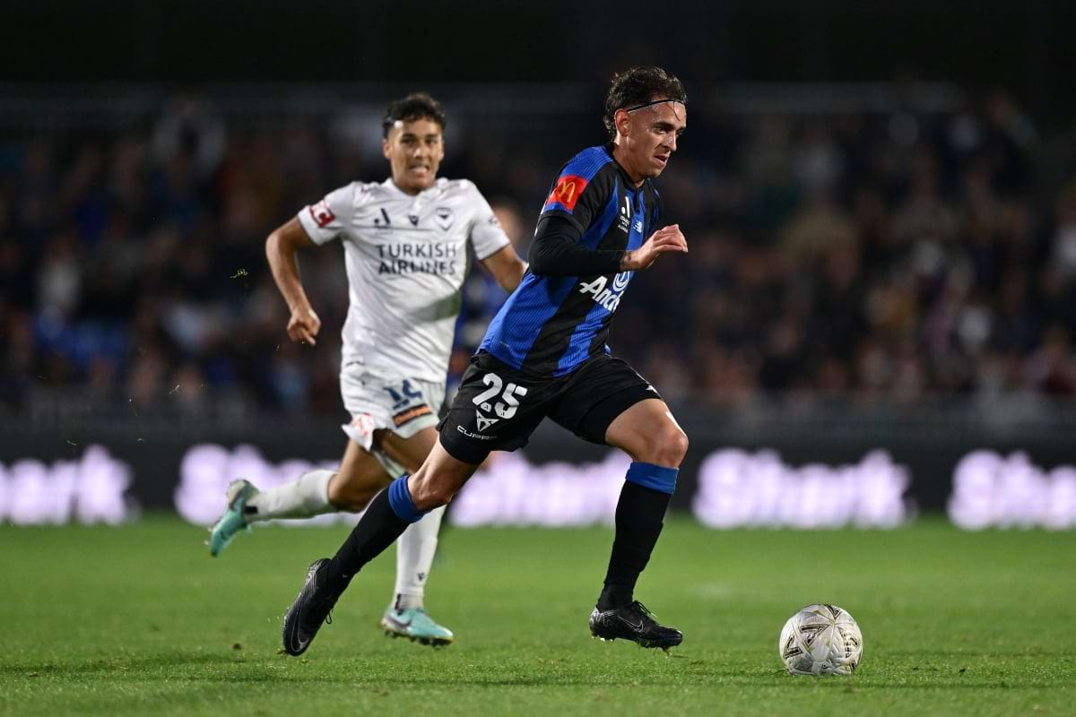 Jogador do Auckland City carregando a bola