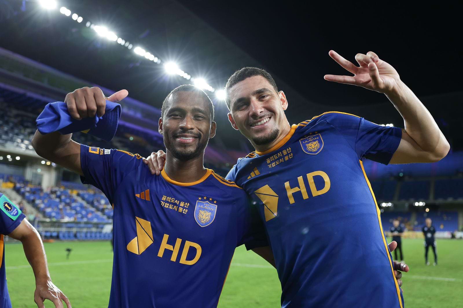 Jogadores do Ulsan HD celebrando gol