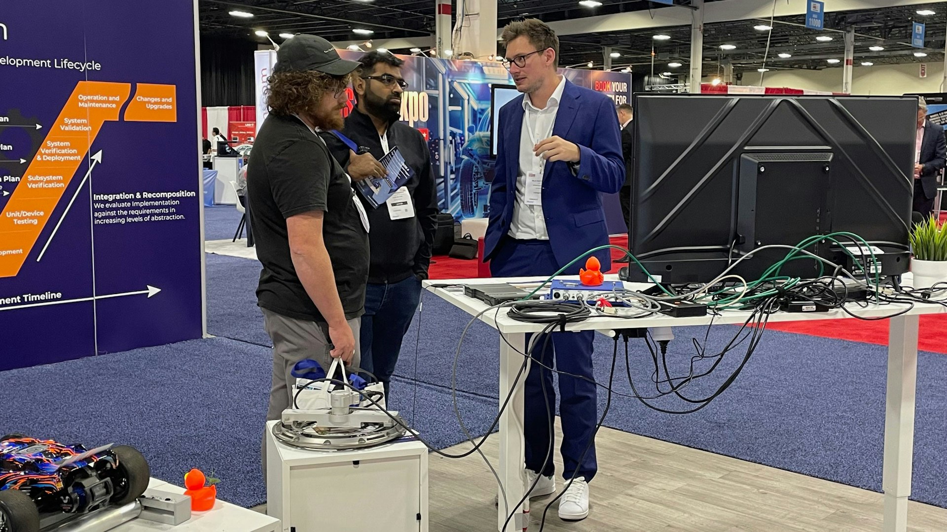 Niels Roettger talking to ATE visitor at openDAQ booth