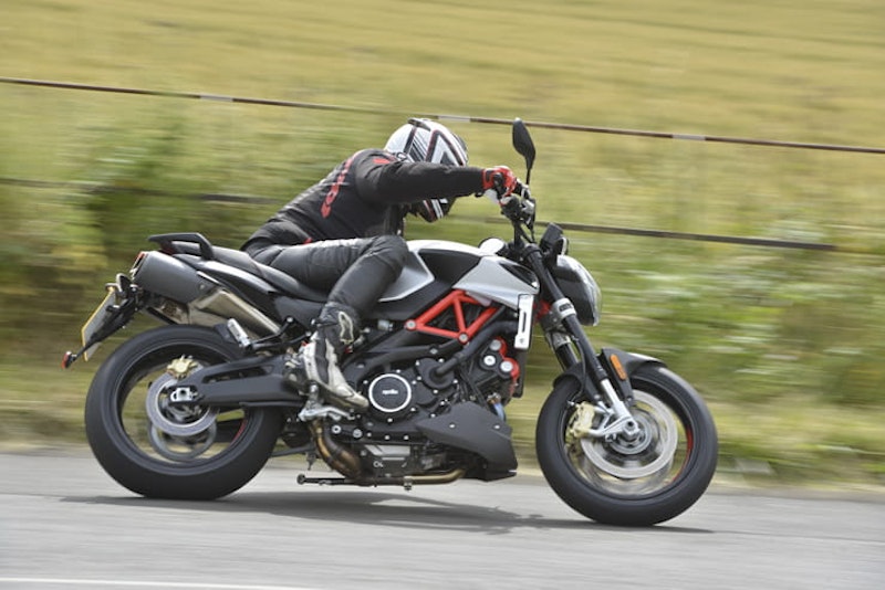 Aprilia Shiver 900 corning