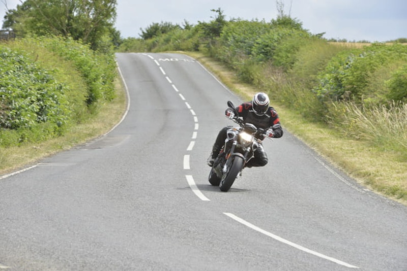 Aprilia Shiver 900 under braking