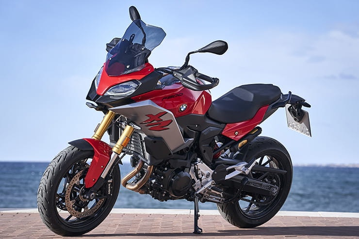 Full review of the 2020 BMW F900XR – can this new parallel twin compete with the Yamaha Tracer 900 or Triumph Tiger 900. Price vs performance…