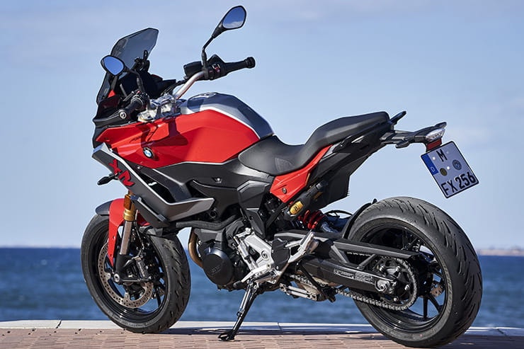Full review of the 2020 BMW F900XR – can this new parallel twin compete with the Yamaha Tracer 900 or Triumph Tiger 900. Price vs performance…