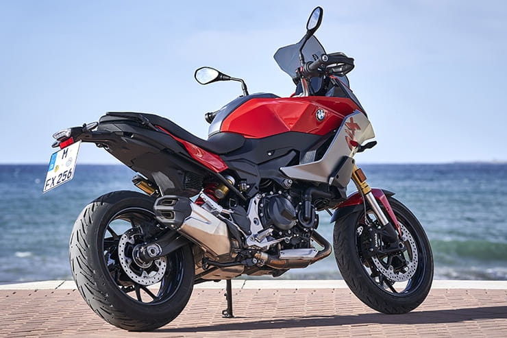Full review of the 2020 BMW F900XR – can this new parallel twin compete with the Yamaha Tracer 900 or Triumph Tiger 900. Price vs performance…