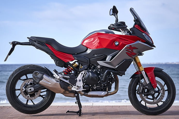 Full review of the 2020 BMW F900XR – can this new parallel twin compete with the Yamaha Tracer 900 or Triumph Tiger 900. Price vs performance…