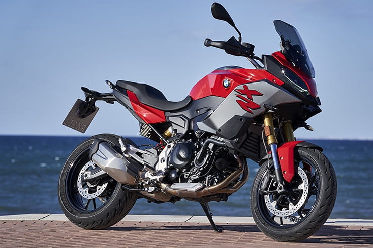 Full review of the 2020 BMW F900XR – can this new parallel twin compete with the Yamaha Tracer 900 or Triumph Tiger 900. Price vs performance…