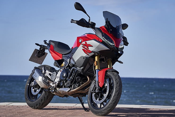 Full review of the 2020 BMW F900XR – can this new parallel twin compete with the Yamaha Tracer 900 or Triumph Tiger 900. Price vs performance…