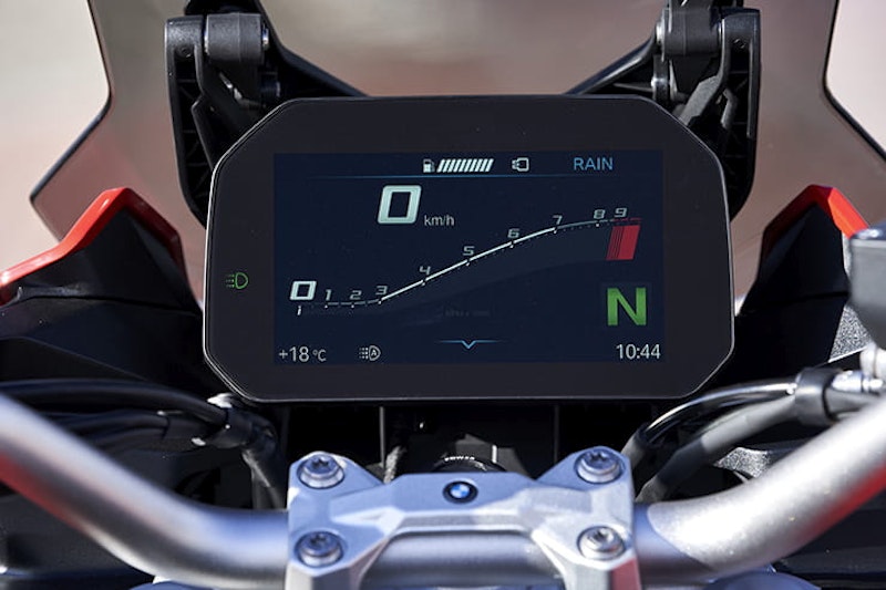 Full review of the 2020 BMW F900XR – can this new parallel twin compete with the Yamaha Tracer 900 or Triumph Tiger 900. Price vs performance…