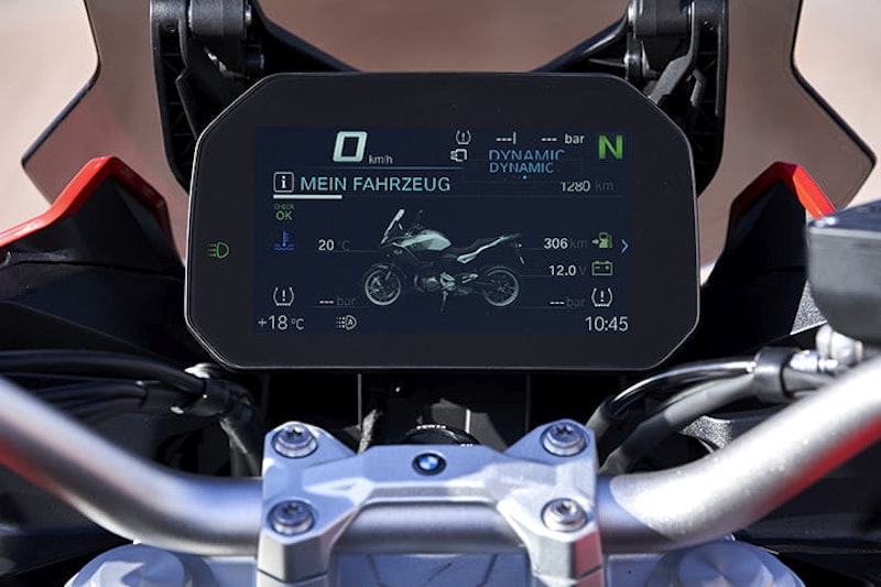 Full review of the 2020 BMW F900XR – can this new parallel twin compete with the Yamaha Tracer 900 or Triumph Tiger 900. Price vs performance…