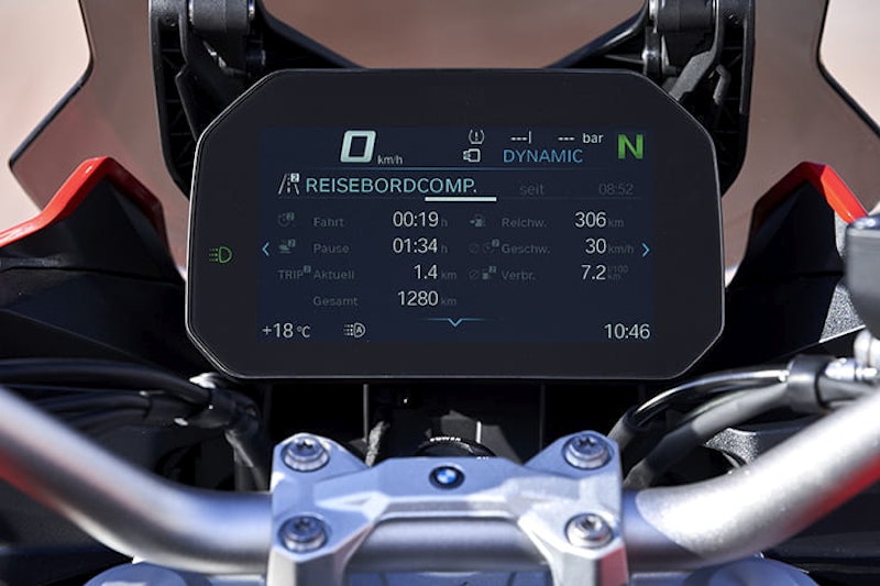 Full review of the 2020 BMW F900XR – can this new parallel twin compete with the Yamaha Tracer 900 or Triumph Tiger 900. Price vs performance…