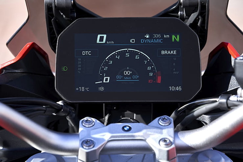 Full review of the 2020 BMW F900XR – can this new parallel twin compete with the Yamaha Tracer 900 or Triumph Tiger 900. Price vs performance…