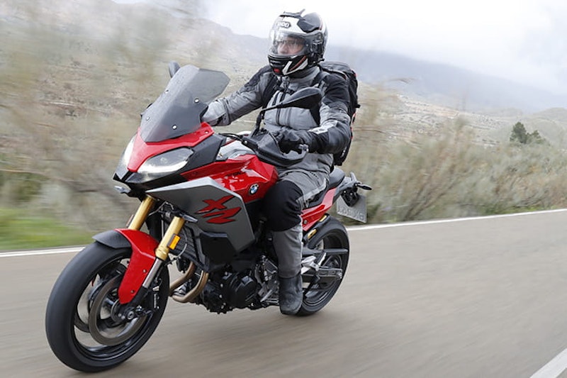 Full review of the 2020 BMW F900XR – can this new parallel twin compete with the Yamaha Tracer 900 or Triumph Tiger 900. Price vs performance…