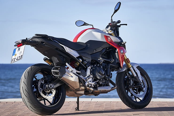 Full review of the new 2020 BMW F900R, the naked roadster that the Germans hope will win over buyers of Yamaha’s hugely successful MT-09…