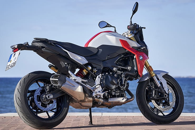 Full review of the new 2020 BMW F900R, the naked roadster that the Germans hope will win over buyers of Yamaha’s hugely successful MT-09…