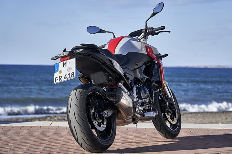 Full review of the new 2020 BMW F900R, the naked roadster that the Germans hope will win over buyers of Yamaha’s hugely successful MT-09…