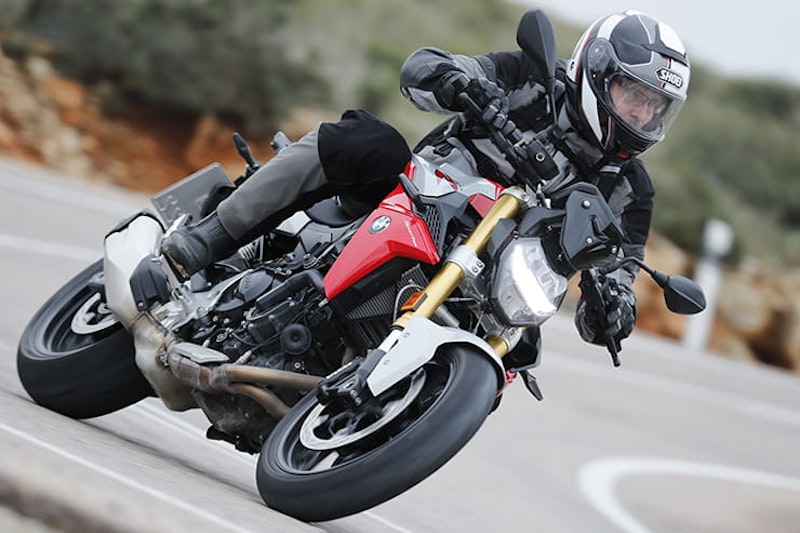 Full review of the new 2020 BMW F900R, the naked roadster that the Germans hope will win over buyers of Yamaha’s hugely successful MT-09…