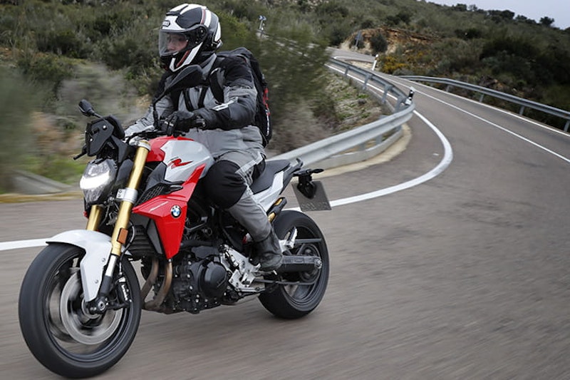 Full review of the new 2020 BMW F900R, the naked roadster that the Germans hope will win over buyers of Yamaha’s hugely successful MT-09…