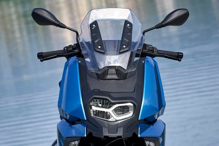 BMW C400X (2018) - Review | Mid-Size Sports Scooter