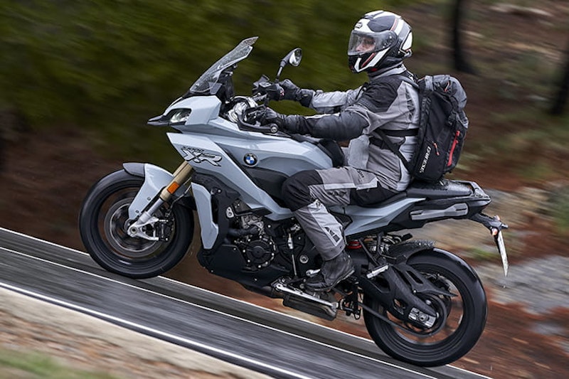 The new BMW S1000XR promises to be even more versatile than the 2015-2019 model. Should current owners trade up? Full Bennetts BikeSocial review…