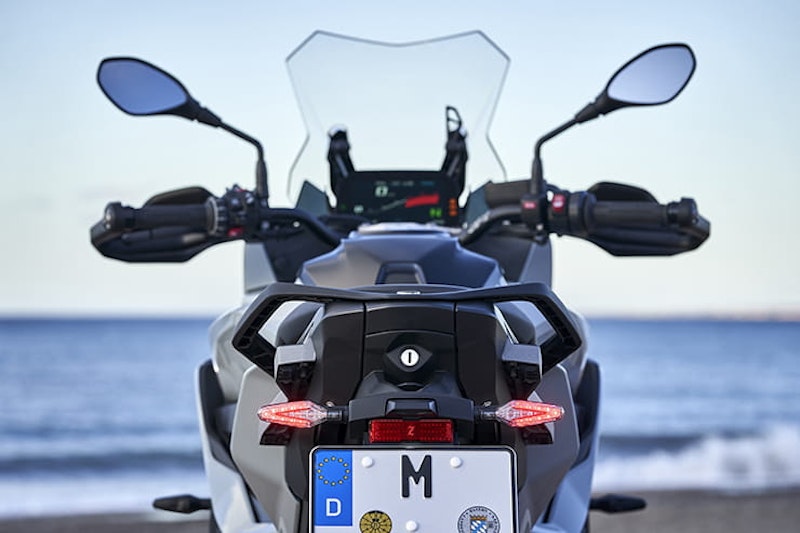 The new BMW S1000XR promises to be even more versatile than the 2015-2019 model. Should current owners trade up? Full Bennetts BikeSocial review…