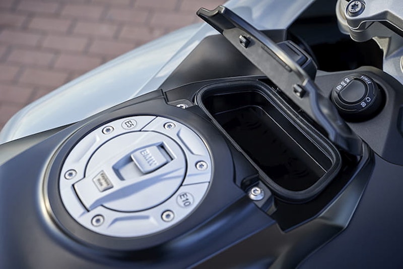 The new BMW S1000XR promises to be even more versatile than the 2015-2019 model. Should current owners trade up? Full Bennetts BikeSocial review…
