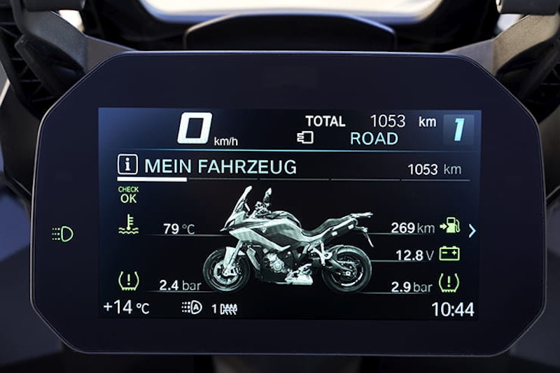 The new BMW S1000XR promises to be even more versatile than the 2015-2019 model. Should current owners trade up? Full Bennetts BikeSocial review…