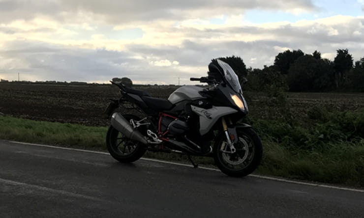 BMW R1200RS (2017) - Longterm Update | Riding the storm