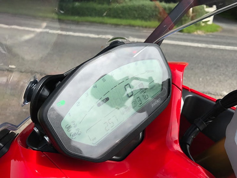 2017 Ducati Supersport S tacho and rev counter