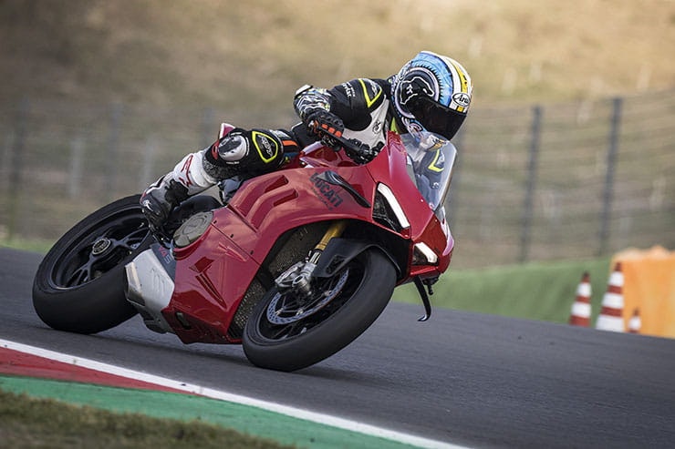 2022 Panigale V4S vs 2021 comparison review price spec_19