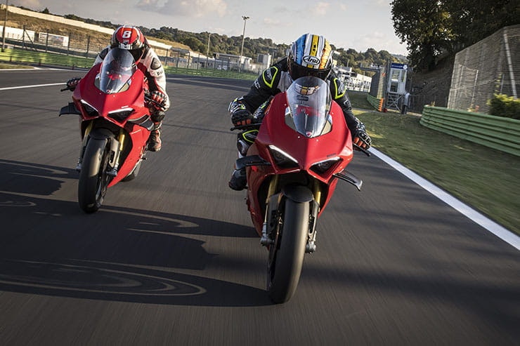 2022 Panigale V4S vs 2021 comparison review price spec_22