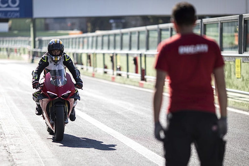 2022 Panigale V4S vs 2021 comparison review price spec_03