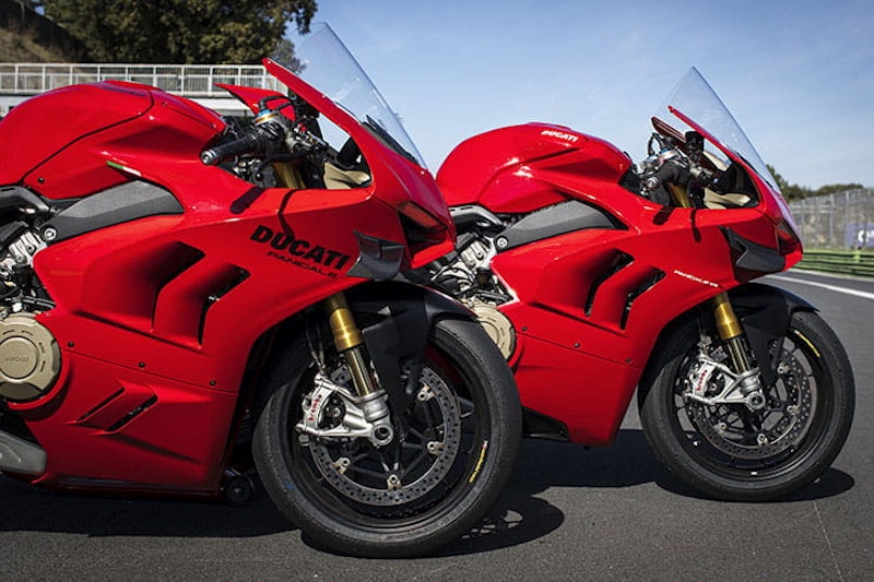 2022 Panigale V4S vs 2021 comparison review price spec_09