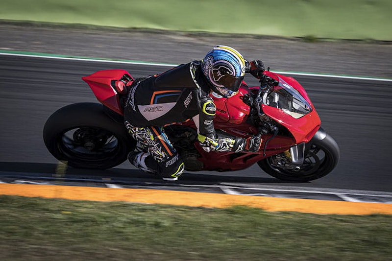 2022 Panigale V4S vs 2021 comparison review price spec_23
