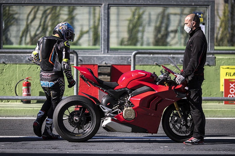 2022 Panigale V4S vs 2021 comparison review price spec_02
