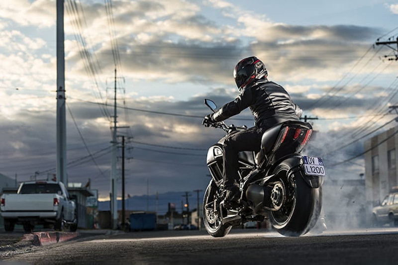 Ducati Diavel Carbon 2011 Used Review Price Spec_06