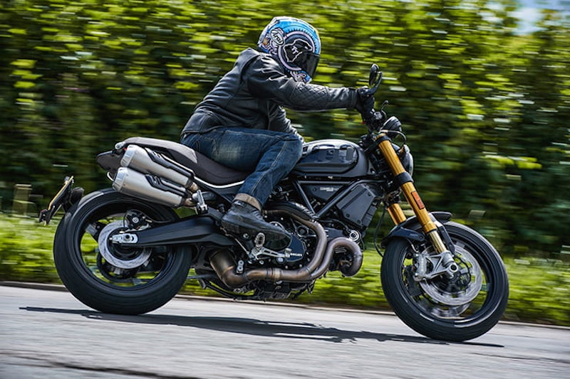 Cosmetic upgrades, updated engine which now meets Euro-5 regulations, we grab our jacket and go for a summer’s ride.
