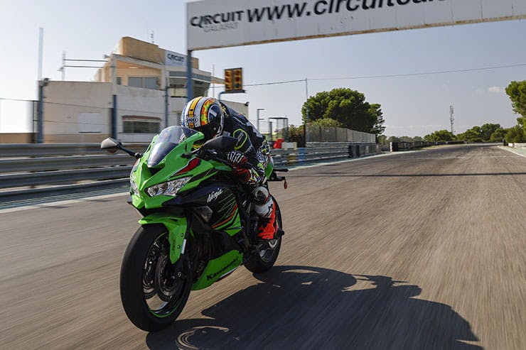 Kawasaki Ninja ZX-4RR (2024) - Review