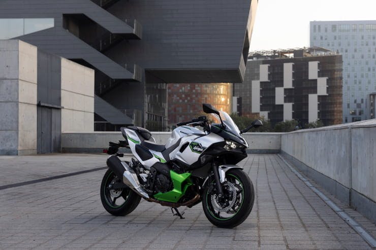 Kawasaki Ninja 7 HEV (2024) - Review