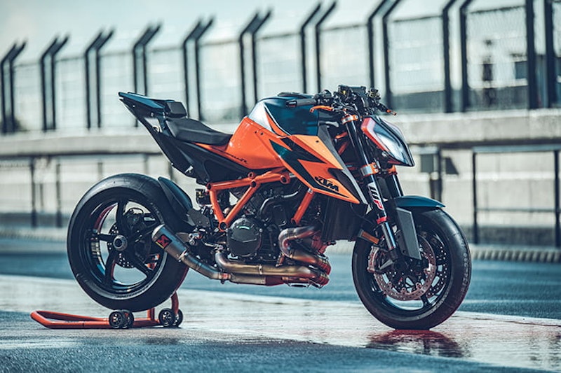 The third coming of KTM’s bonkers hyper naked, the 1290 SUPER DUKE R, promises more power, less weight and triple the chassis stiffness.