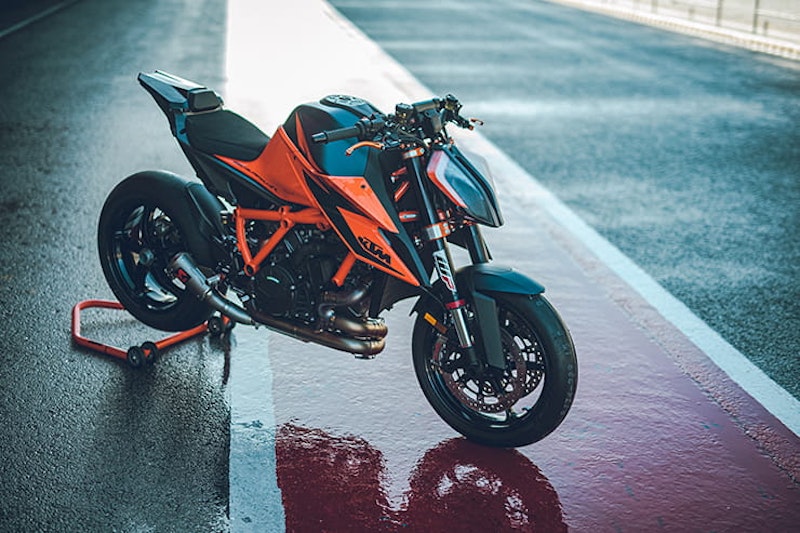 The third coming of KTM’s bonkers hyper naked, the 1290 SUPER DUKE R, promises more power, less weight and triple the chassis stiffness.